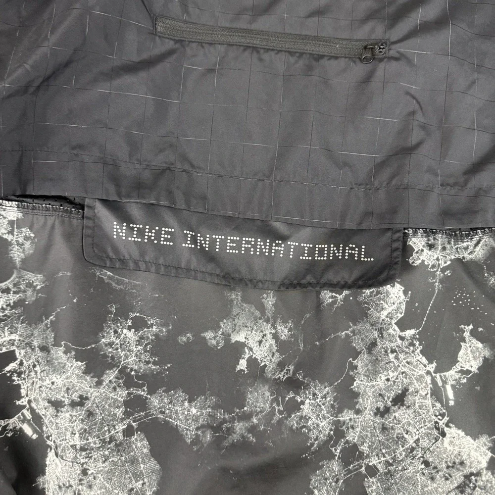 Nike International Jacket Womens Large‎ Black Print Hooded Windbreaker Running